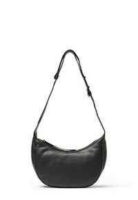 Svart läderaxelväska med en böjd form, en justerbar rem och ett blixtlås upptill. Slät yta med minimalt med hårdvara.