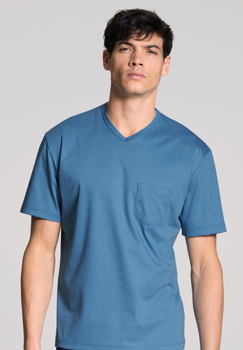 Blauwe v-hals t-shirt van een soepele katoenmix. Voorzien van korte mouwen en een borstzak aan de linkerkant. Casual pasvorm.