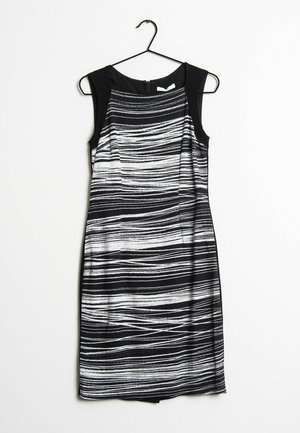 Hihaton mustavalkoraidallinen mekko, jossa abstrakteja vaakasuoria linjoja, ripustettuna mustalle henkarille valkoista taustaa vasten.