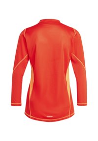 Rood sportshirt met lange mouwen, gemaakt van een gestructureerde stof, met contrasterende gele accenten aan de zijkanten en een ronde halslijn, gemarkeerd met 'AEROREADY' onderaan.