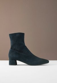 Ankelstövel i mörk teal mocka, med spetsig tå och en kort blockklack, designad med en slät ovandel och sidoremsa.