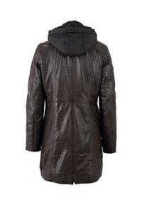 Manteau en cuir marron avec une capuche noire rembourrée amovible, doté de manches longues, d'une coupe mi-longue et de détails de couture verticaux.