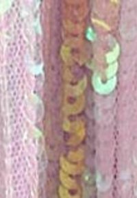 Tessuto paillettato in tonalità pastello di rosa e oro, con un motivo testurizzato di paillettes sovrapposte e una finitura lucida.
