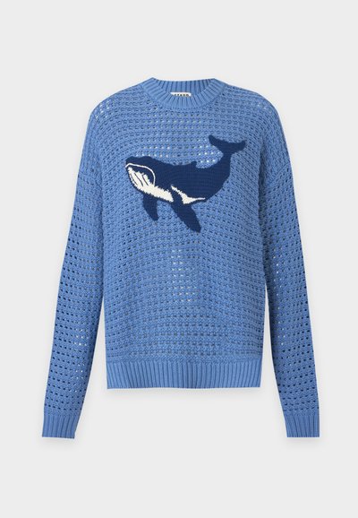 Pull bleu en maille ajourée avec manches longues et motif de baleine bleu foncé et blanc au centre devant.