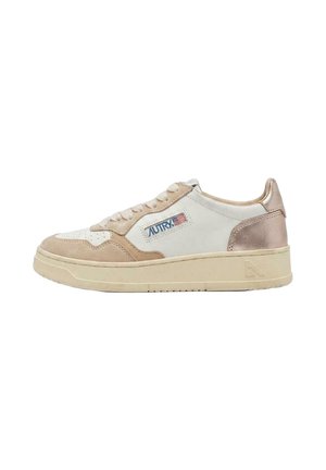 Sneaker low-top in suede beige, pannelli in pelle bianca, tallone metallico, suola crema e una piccola toppa di tessuto con il logo "AUTRY" e la bandiera USA.
