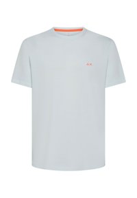 T-shirt in cotone azzurro chiaro con maniche corte, colletto rotondo e piccolo logo arancione sul petto. Texture liscia e design semplice.
