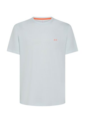 T-shirt in cotone azzurro chiaro con maniche corte, colletto rotondo e piccolo logo arancione sul petto. Texture liscia e design semplice.