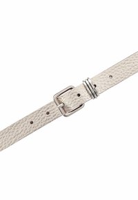 Ceinture en cuir texturé blanc avec une boucle en métal argenté et trois anneaux en métal, dotée de plusieurs trous d'ajustement le long de la sangle.