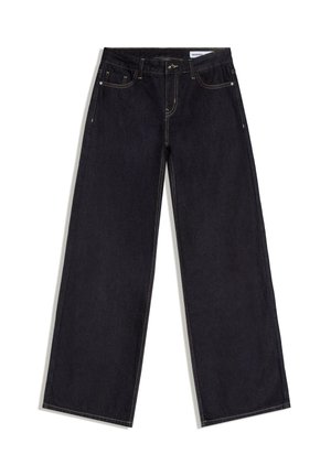 Dunkelblaue Jeans mit weitem Bein, vorn mit Taschen, Gürtelschlaufen und kontrastierenden Nähten, flach auf einem weißen Hintergrund liegend.