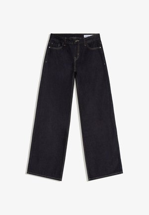 Donkerblauwe wijd uitlopende spijkerbroek met steekzakken aan de voorkant, riemlussen en contrasterende stiksels, platliggend op een witte achtergrond.