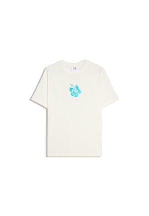 T-shirt bianca a maniche corte con una piccola grafica di fiore di ibisco blu centrata sul petto.