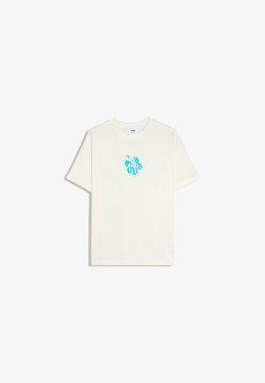 Weißes T-Shirt mit kurzen Ärmeln und einem kleinen blauen Hibiskus-Blumenmotiv mittig auf der Brust.