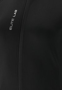 Zwarte sportjas met een gladde, rekbare stoffen, vooraanrits en het "ELITE LAB" logo in het wit op de borst.