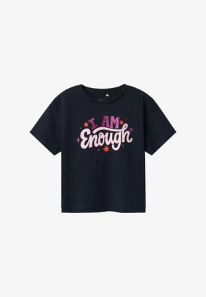 Camiseta de algodón azul marino con mangas cortas, que presenta un texto en negrita rosa y brillante "SOY Suficiente" rodeado de acentos florales.