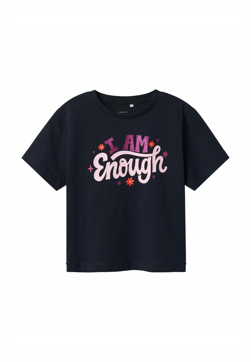 Camiseta de algodón azul marino con mangas cortas, que presenta un texto en negrita rosa y brillante "SOY Suficiente" rodeado de acentos florales.