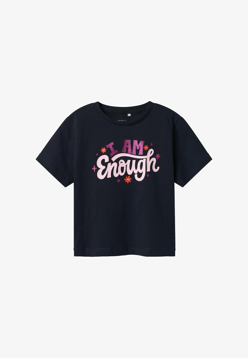 Camiseta de algodón azul marino con mangas cortas, que presenta un texto en negrita rosa y brillante "SOY Suficiente" rodeado de acentos florales.