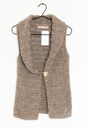 Chaleco sin mangas de punto color topo con cuello chal y un solo botón grande, colgado en una percha negra con una etiqueta blanca en blanco.