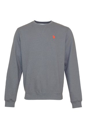 Szary długi rękaw crewneck z małym haftowanym logotypem polo w kolorze czerwonym po lewej stronie na klatce piersiowej.