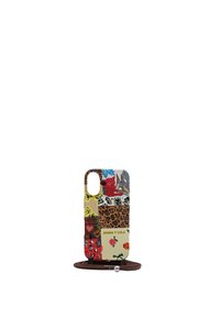 Funda de teléfono con un diseño de patchwork que incluye estampados de animales, flores y colores como amarillo, rojo y negro. Incluye una correa marrón.