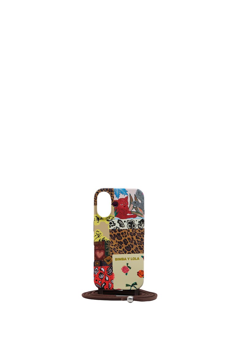 Funda de teléfono con un diseño de patchwork que incluye estampados de animales, flores y colores como amarillo, rojo y negro. Incluye una correa marrón.