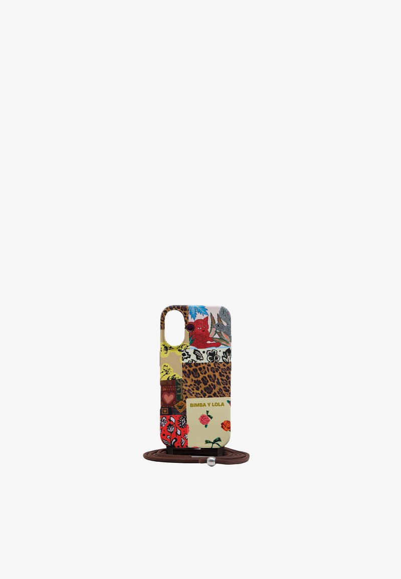 Funda de teléfono con un diseño de patchwork que incluye estampados de animales, flores y colores como amarillo, rojo y negro. Incluye una correa marrón.