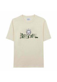 Camiseta de algodón color crema con un gráfico de una cara estilizada con cabello puntiagudo y texto verde que dice "BEDEL" debajo. Mangas cortas.
