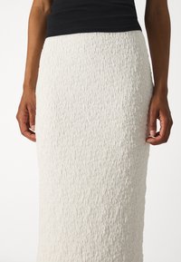 Gina Tricot STRUCTURE MAXI SKIRT - Falda larga - white