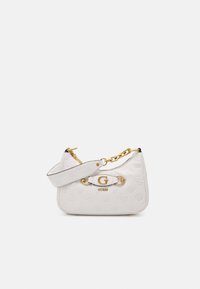 Witte handtas met textuur, voorzien van een gouden ketting en strap, met een centraal logo-detail en gegraveerde patronen op het oppervlak.