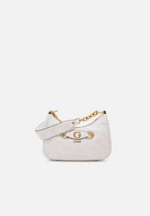 Witte handtas met textuur, voorzien van een gouden ketting en strap, met een centraal logo-detail en gegraveerde patronen op het oppervlak.