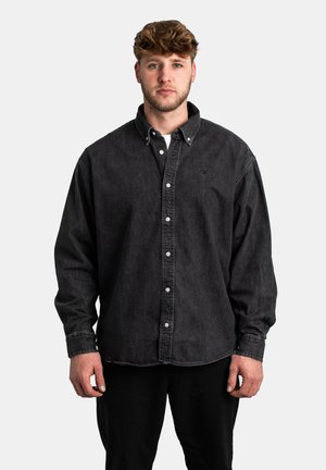 Sort denimskjorte med knaplukning foran, krave og lange ærmer; har et diskret logo, afslappet pasform og tekstureret stof.
