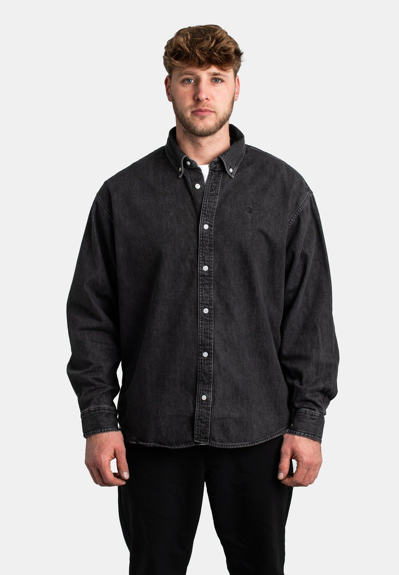Sort denimskjorte med knaplukning foran, krave og lange ærmer; har et diskret logo, afslappet pasform og tekstureret stof.
