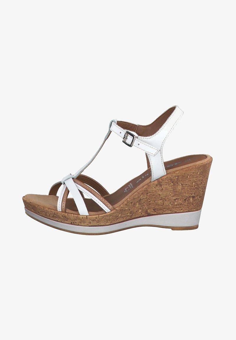 Sandales compensées blanches avec une semelle intermédiaire en liège, une bride de cheville ajustable et des brides croisées. Texture supérieure lisse avec une base solide et des accents contrastants subtils.