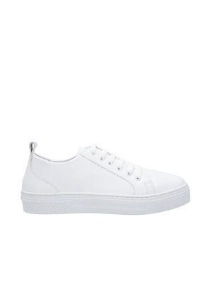 Weiße Leder-Sneaker mit runder Zehenform, strukturiertem Gummi-Laufsohle, schnürbarem Vorderteil und einer kleinen Schlaufe an der Ferse für ein einfaches Anziehen.