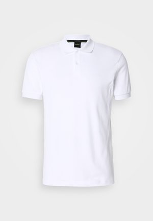 Valkoinen t-paita puuvillasta, lyhyet hihat, kaulus ja kolmipainikepistoke. Huomaamaton logotieto rinnassa. Tasainen pinta.