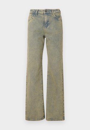 Jeans de ganga azul clara com corte evasê e cintura alta, feitos em denim. Incluem cinco bolsos e um desbotado subtil. Costuras e acessórios em tons neutros.