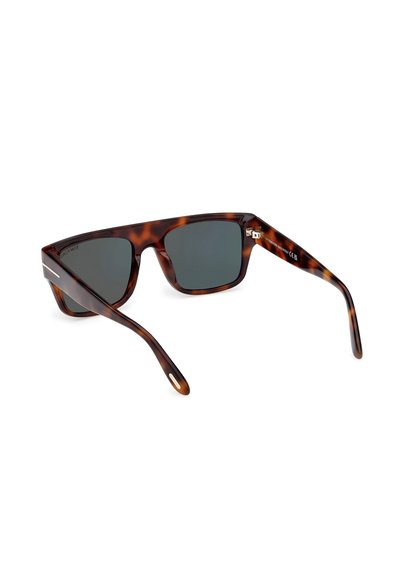 Ochelari de soare tartan cu lentile întunecate. Design cu ramă rectangulară, textură netedă, brațe subțiri cu accente subtile de argint pe laturi.
