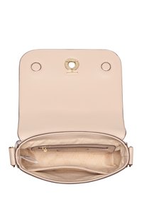 Helle rosa Lederhandtasche mit glatter Oberfläche, goldenen Beschlägen, zwei Innenfächern und einem dezenten, gesteppten Muster auf dem Futter.