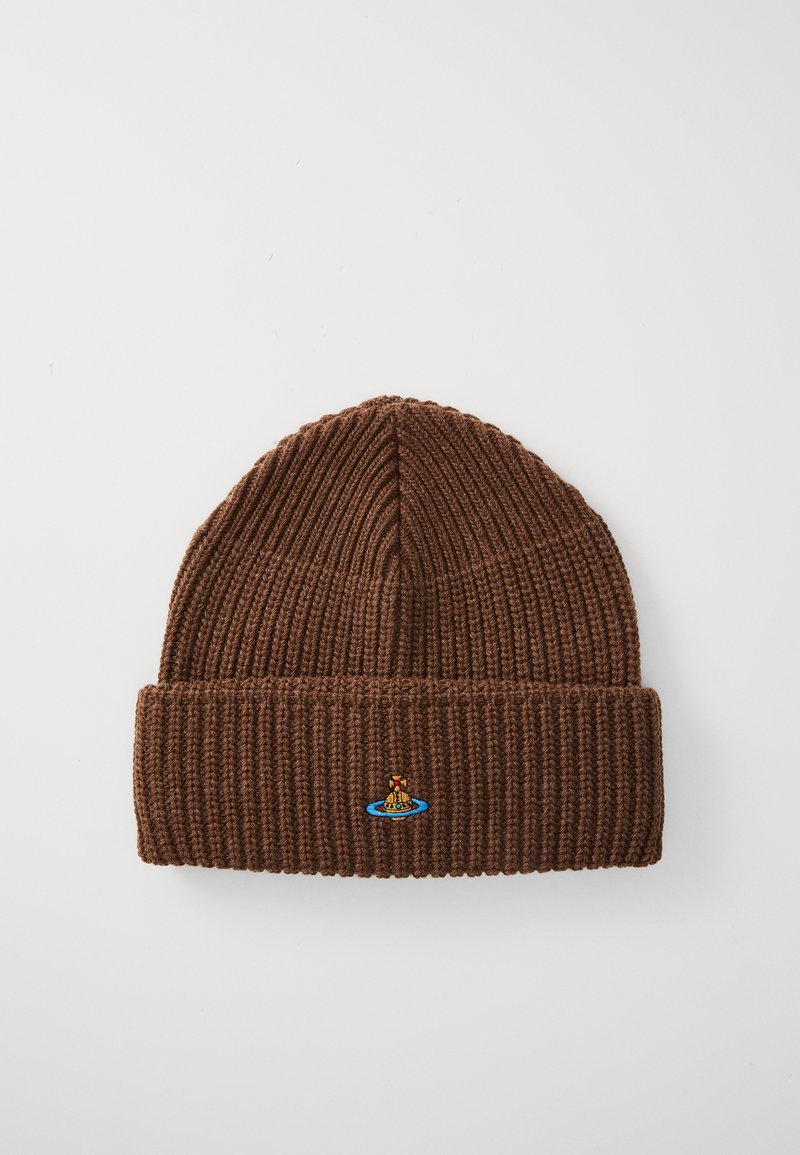 Gorro de malha canelada castanho com uma dobra na bainha e um pequeno emblema circular azul com um design bordado de um barco e chama.