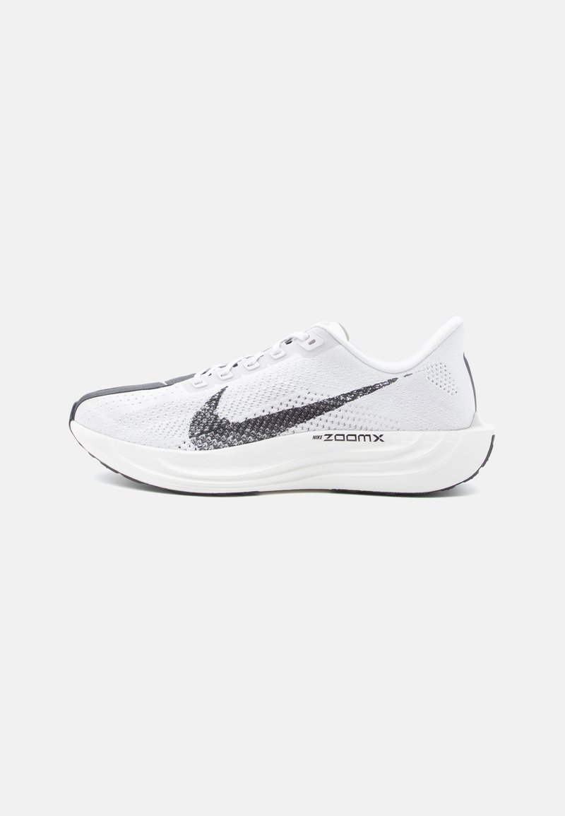 Zapatillas de running Nike blancas con parte superior de malla transpirable, acentos negros y una suela curvada que presenta el logotipo "ZoomX" en el lateral.