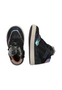 Sneaker alte nere con accenti iridescenti, rifinitura in pelliccia sintetica, cinturino in velcro e tomaia testurizzata. Sole in gomma e zip laterale per la chiusura.