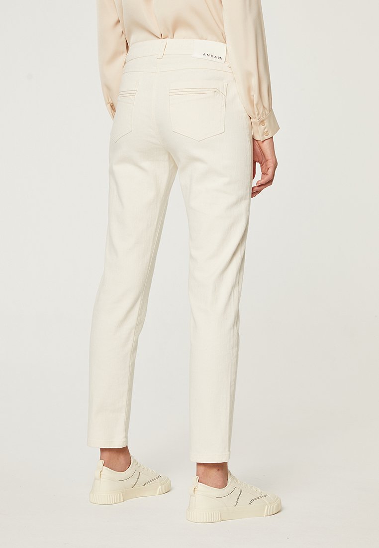 ANDAM VAQUERO MUJER DE TIRO ALTO RECTO CINCO BOLSILLOS - Vaqueros slim fit  - crudo/crema - Zalando.es