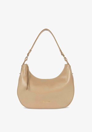 Beige leren schoudertas met een gladde textuur, gebogen vorm, verstelbare schouderband en een ritsluiting. Gouden hardwareaccenten aan de onderkant.