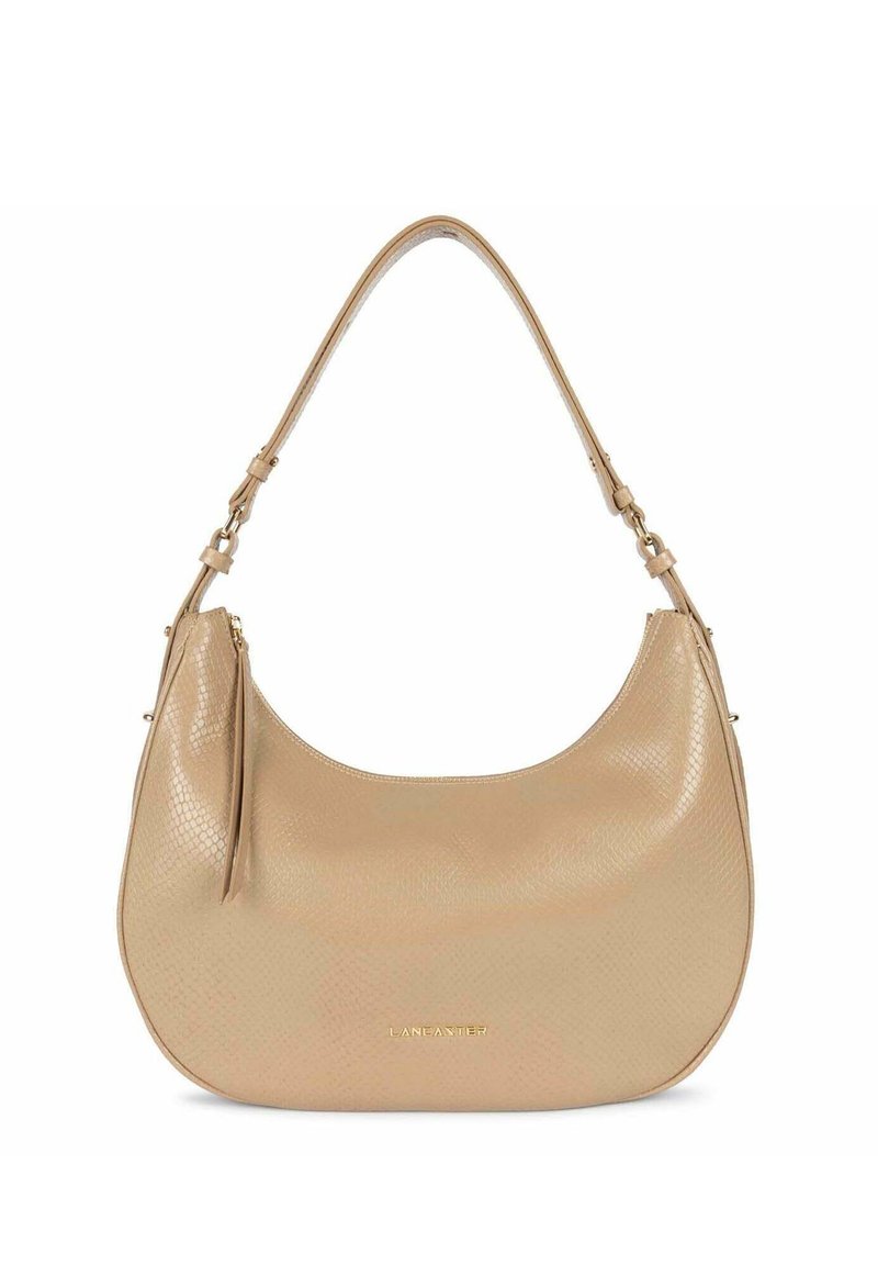 Borsa a tracolla in pelle beige con una texture liscia, forma curva, tracolla regolabile e chiusura con zip. Accenti in metallo dorato nella parte inferiore.
