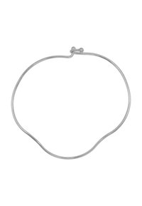 Sølvfarvet choker halskæde med et glat, afrundet ledningsdesign og en unik kroglås, der har en minimalistisk og fleksibel form.