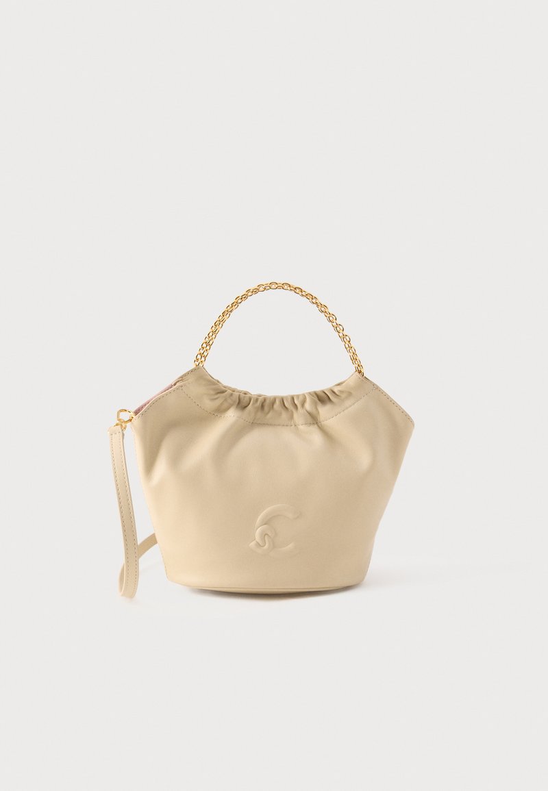 Beigefarbene weiche Lederhandtasche mit gerafftem oberen Rand, goldener Kettengriff, abnehmbarem Schulterriemen und geprägt-Logo auf der Vorderseite.