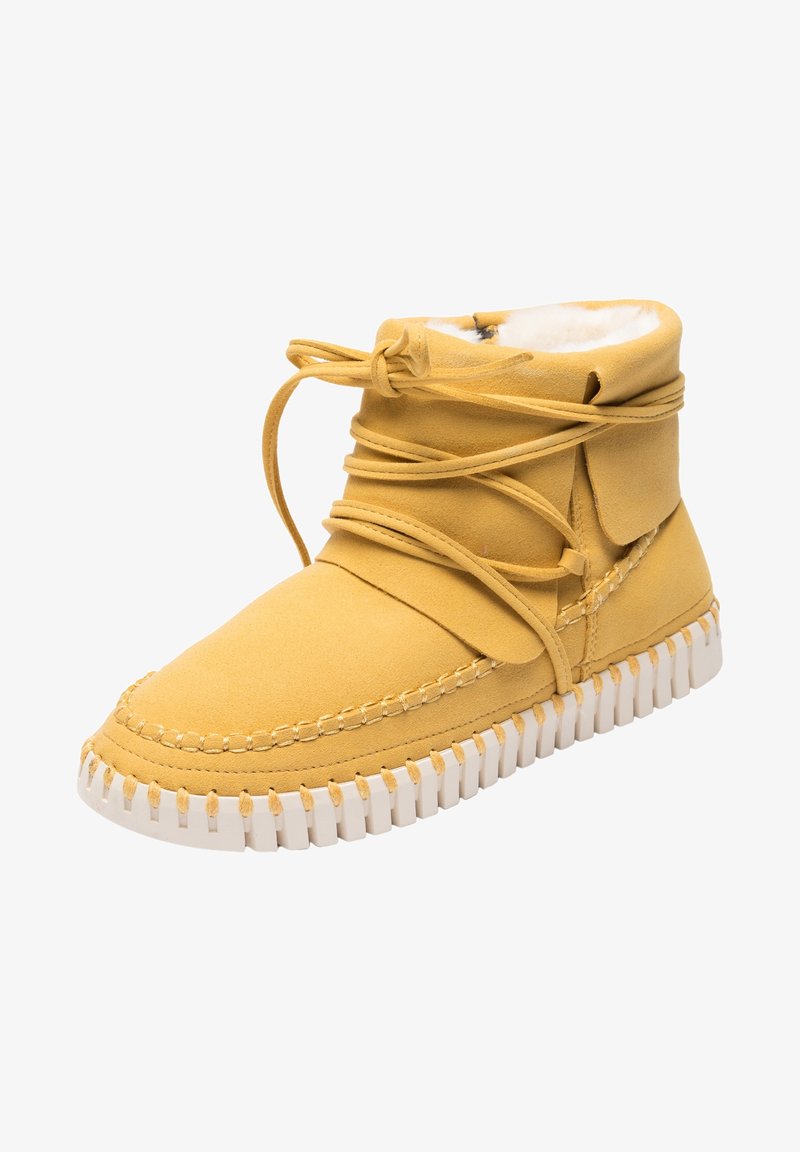 Bottine en daim jaune avec doublure en fourrure blanche, lacets en tour, détails cousus et semelle en caoutchouc blanche texturée.