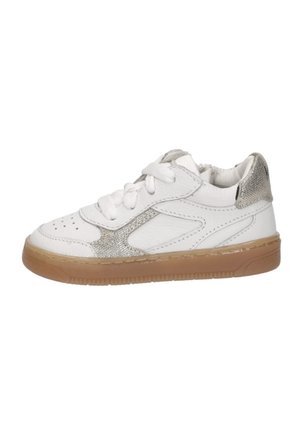 Witte sneaker met beige rubberen zool, zilverkleurige gestructureerde hiel en zij-accenten, veters aan de voorkant en perforaties op het teenstuk.