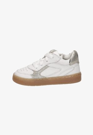 Witte sneaker met beige rubberen zool, zilverkleurige gestructureerde hiel en zij-accenten, veters aan de voorkant en perforaties op het teenstuk.
