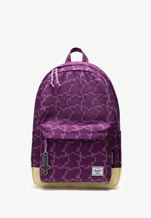 Sac à dos violet avec motif pixelisé violet clair, fond jaune, poche avant, tirettes roses sur les fermetures éclair et porte-clés en forme d'épée style pixel.