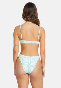 Completo bikini con motivo floreale blu chiaro; spalline regolabili; chiusura a gancio sul retro; e design del fondo a vita alta.
